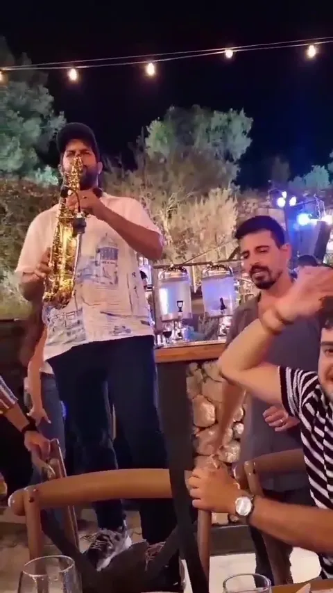 נגינת סקסופון בארוחת ערב